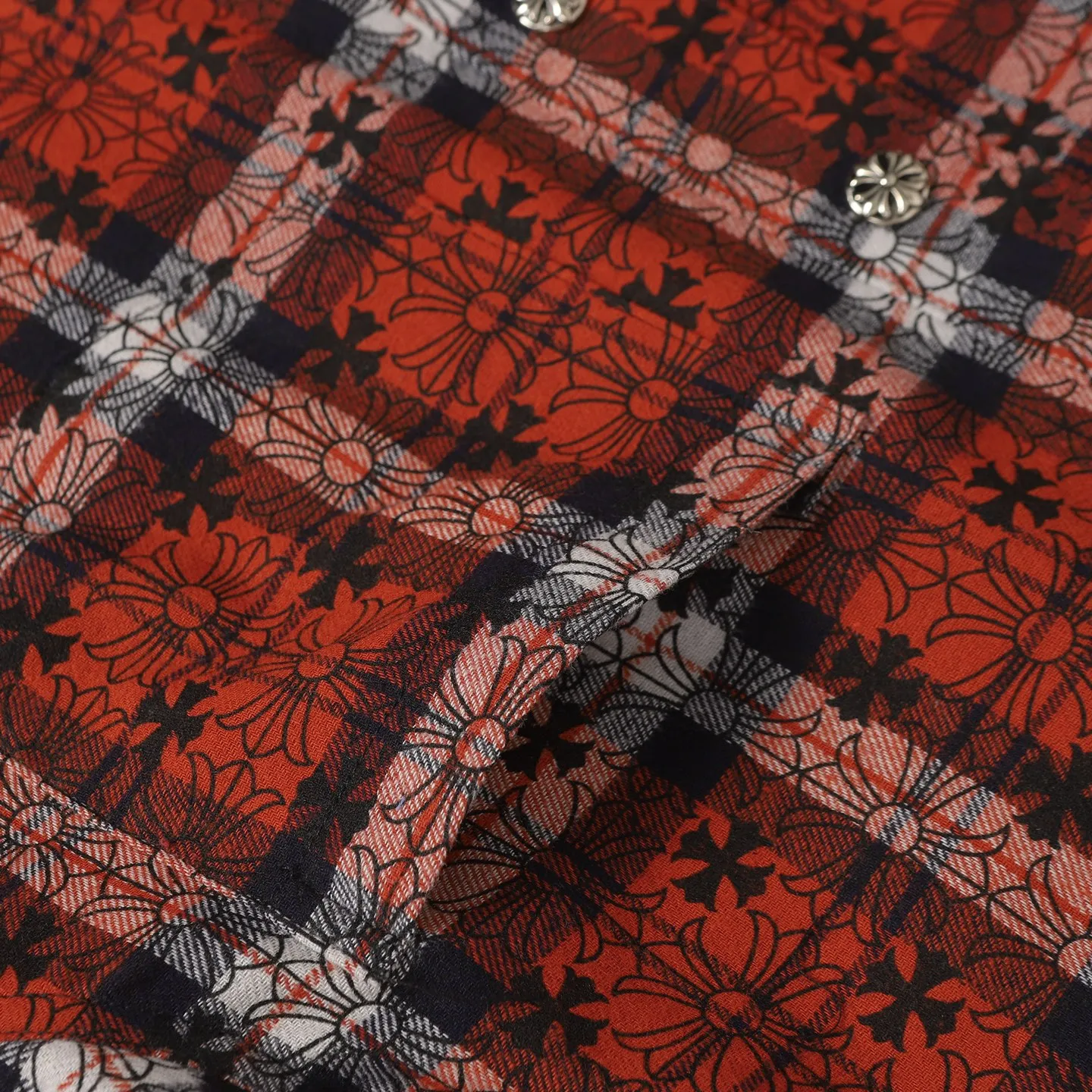 🅿️330 CH Crow Heart Leather Label Metal Checkered Shirt Jacket. Original Crow family's unique identity embellished with silver buckle cross leather stamp, custom-dyed dark pattern brand fabric, high-quality checkered pattern tailoring, cross leather badge splicing on the sleeves, one-sided patch pocket design on the chest, custom-made high-quality lettering hardware accessories, distressed retro silver buckles, three-dimensional version. The upper body is sassy and handsome. Natural high-street style. Needless to say, the upper body effect is natural. It is at the forefront of the trend. Its vibrant design and versatile attributes can surprise you no matter how you match it! Size: S-XL